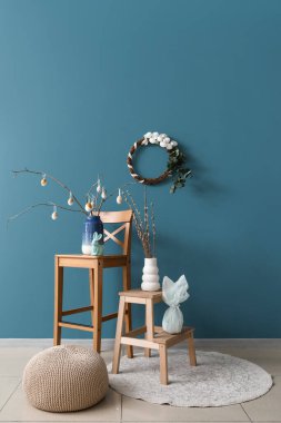 Ağaç dalları ve paskalya yumurtaları olan bir vazo.