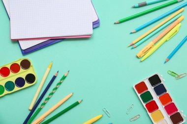 Turkuaz arka planda farklı bir kırtasiyeden yapılmış çerçeve. Üst görünüm