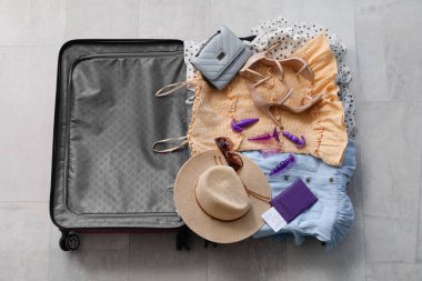 Kadın giysileri, aksesuarlar, pasaport ve seks oyuncaklarıyla dolu valizi açın.