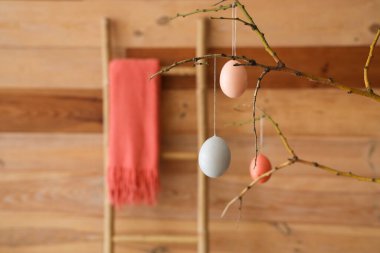 Odasında renkli Paskalya yumurtaları olan ağaç dalları, yakın plan.