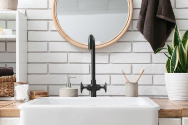 Banyo malzemeleri, raf ve lavabo banyoda.