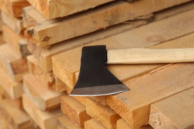 Ahşap kereste fabrikasında balta, yakın plan.