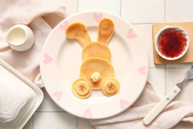 Beyaz fayanslı süt ve reçelli komik Paskalya tavşanı krepleri