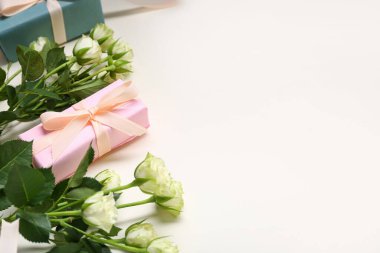 Beyaz arka planda beyaz güller olan hediye kutuları. Yakın çekim.