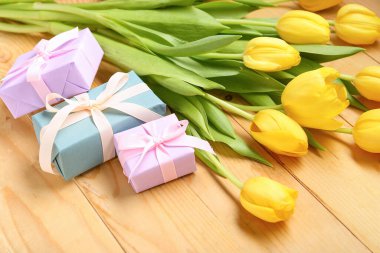 Taze laleler ve sunumlar ahşap arka planda, yakın plan