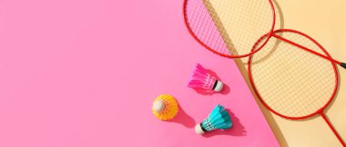 Badminton raketleri ve mekik horozları metin ve üst görünüm için alanı olan renk arkaplanı