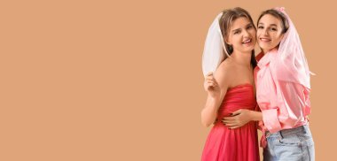 Bej arka planda sarılan genç kadınlar ve mesaj için yer var. Kızlar partisi.