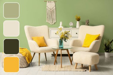 Beyaz koltuklu, puflu ve vazolarında mimoza çiçekleri olan oturma odasının içinde. Farklı renk desenleri