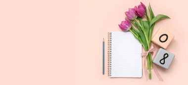 Takvim, güzel laleler ve bej arkaplanda yazı için yeri olan bir defter. Uluslararası Kadınlar Günü