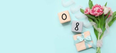 Takvim, güzel laleler ve açık mavi arkaplanda metin için yeri olan hediye. Uluslararası Kadınlar Günü
