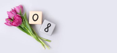 Takvim ve açık arkaplanda güzel laleler ve metin için yer. Uluslararası Kadınlar Günü