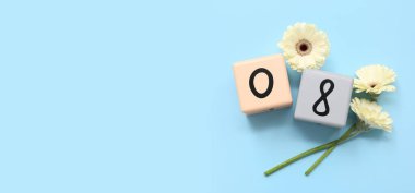 Takvim ve açık mavi arkaplanda güzel çiçekler ve metin için yer. Uluslararası Kadınlar Günü