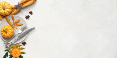 Beyaz zemin üzerinde taze balkabakları ve sonbahar yaprakları ile güzel masa ayarları metin için yer, üst görünüm