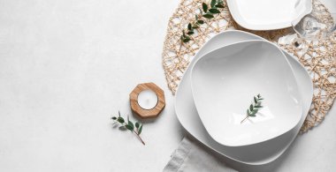 Açık aromalı aroma mumu ve metin için alanı olan güzel masa ayarları