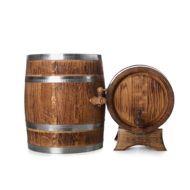 Beyaz arka plan üzerinde izole ahşap varil