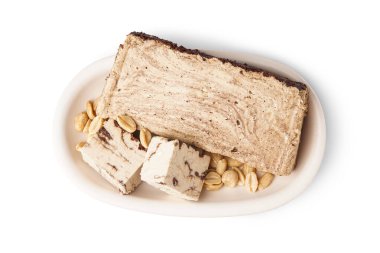 Beyaz arkaplanda lezzetli mermer halkalar var.