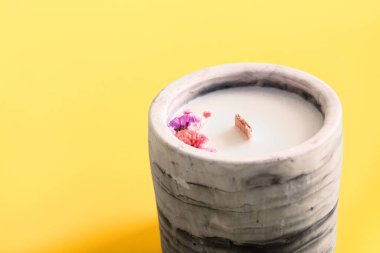 Sarı arka planda mumu olan tutucu