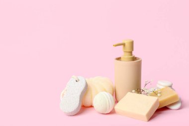 Pembe arka planda banyo malzemeleri.