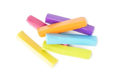 Beyaz arka plan üzerinde renkli oyun hamuru ayarla