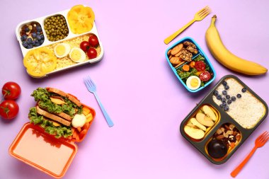Leylak arka planında farklı lezzetli yemekleri olan beslenme çantaları.