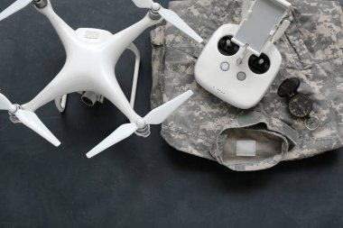 Modern kuadkopter, askeri üniforma ve siyah arka planda pusula