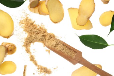 Uçan taze zencefil kökü dilimleri ve beyaz arka planda kurutulmuş toz ile ahşap kepçe.