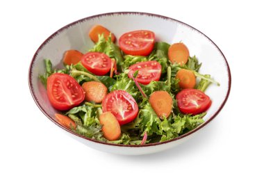 Beyaz arka plan üzerinde taze sebze salatası ile kase