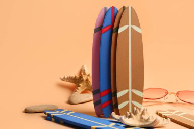 Sarı arka planda farklı mini sörf tahtaları ve deniz yıldızları