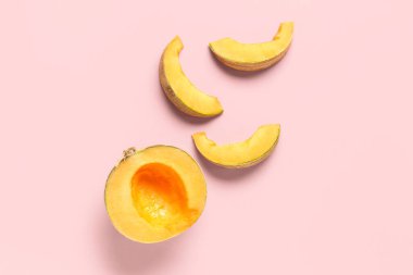 Pembe arka planda tatlı karpuzu kes