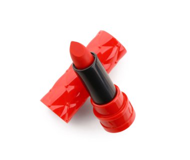 parlak kırmızı ruj beyaz zemin üzerine