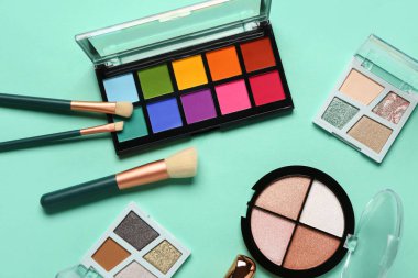 Turkuaz arka planda güzel göz falı ve fırçalar