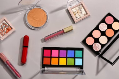 Gri arkaplanda farklı dekoratif kozmetik ürünler