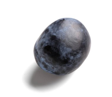 Beyaz arkaplanda olgun erik