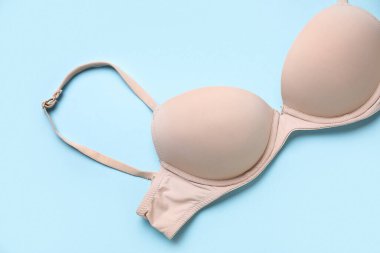 Renkli arkaplanda şık sütyen