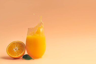 Renkli bir bardak taze portakal suyu.