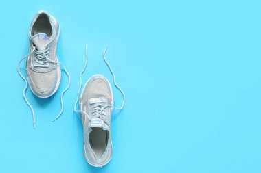 Renkli arka planda şık mavi spor ayakkabılar