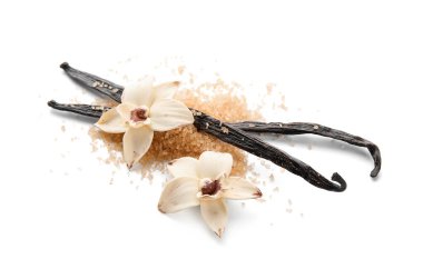 Vanilya şekeri, çiçekler ve beyaz arkaplanda çubuklar