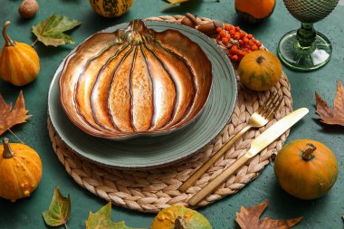 Yeşil arka planda Şükran Günü kutlaması için güzel bir masa.