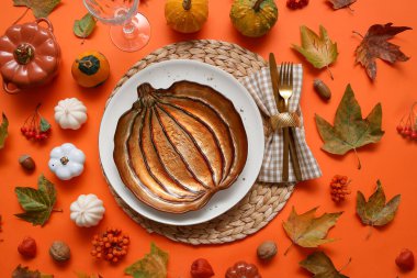 Turuncu arka planda Şükran Günü kutlaması için güzel bir masa.