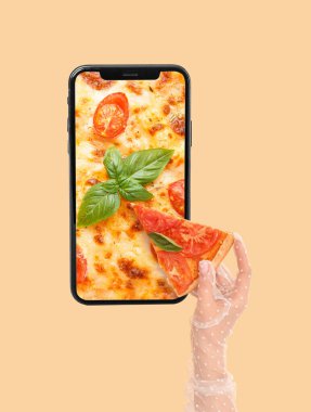 Bej arka planda cep telefonu ekranından lezzetli bir pizza dilimi alıyorum.