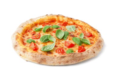 Domatesli margarita ve beyaz arka planda fesleğen.