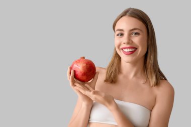 Hafif arka planda narlı genç bir kadın.