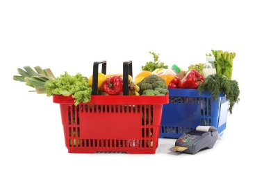 Ödeme terminali ve kredi kartıyla dolu alışveriş sepetleri beyaz arka planda izole edilmiş.