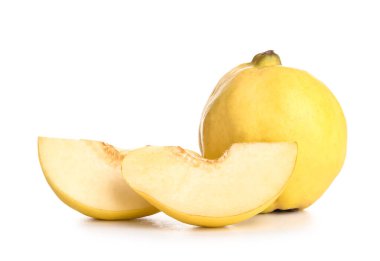 Beyaz arkaplanda kesilmiş parçaları olan taze ayva