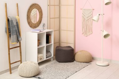 Raflar, perdeler ve puflar ile modern oturma odasının içinde.