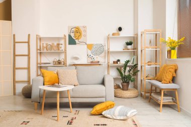 Kanepesi ve raf üniteleri olan rahat bir oturma odası.