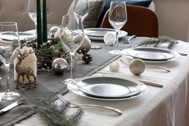 Noel kutlaması için servis edilen yemek masası, yakın plan.