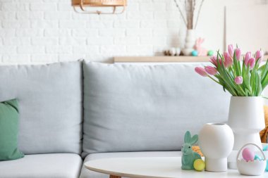 Laleli vazolar, Paskalya tavşanı ve masada yumurtalar.