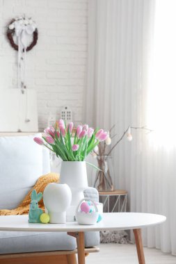 Laleli vazolar, Paskalya tavşanı ve masada yumurtalar.