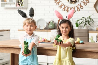 Tavşan kulaklı şirin çocuklar ellerinde oyuncak tavşanlar.